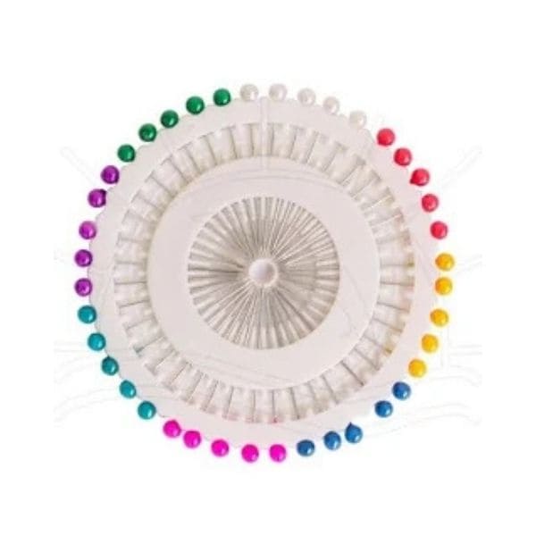 O Alfinete em Disco 5,5 vem em um prático disco organizador que facilita o uso e mantém tudo arrumado. Possui ponta fina, metal resistente e é ideal para costura e artesanato.