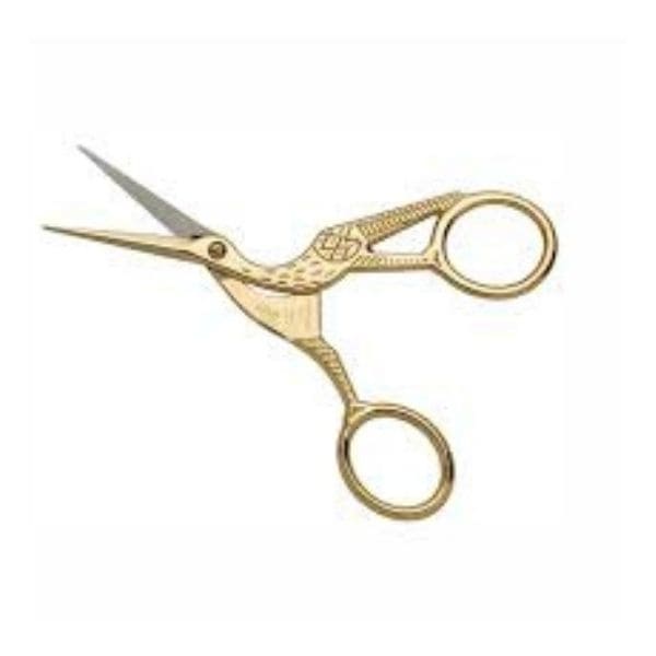 Seu tamanho compacto garante praticidade no manuseio, além de ser fácil de transportar no kit de costura.